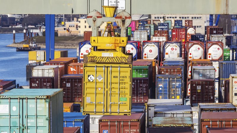 Symbolbild: Schiffcontainer (im Rheinhafen von Mannheim) | Bild: picture alliance / imageBROKER | Arnulf Hettrich Symbolbild: Schiffcontainer (im Rheinhafen von Mannheim)