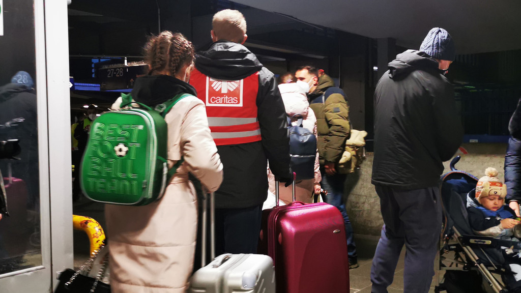 Ankunft einer jungen Geflüchteten am Münchner Hauptbahnhof. 