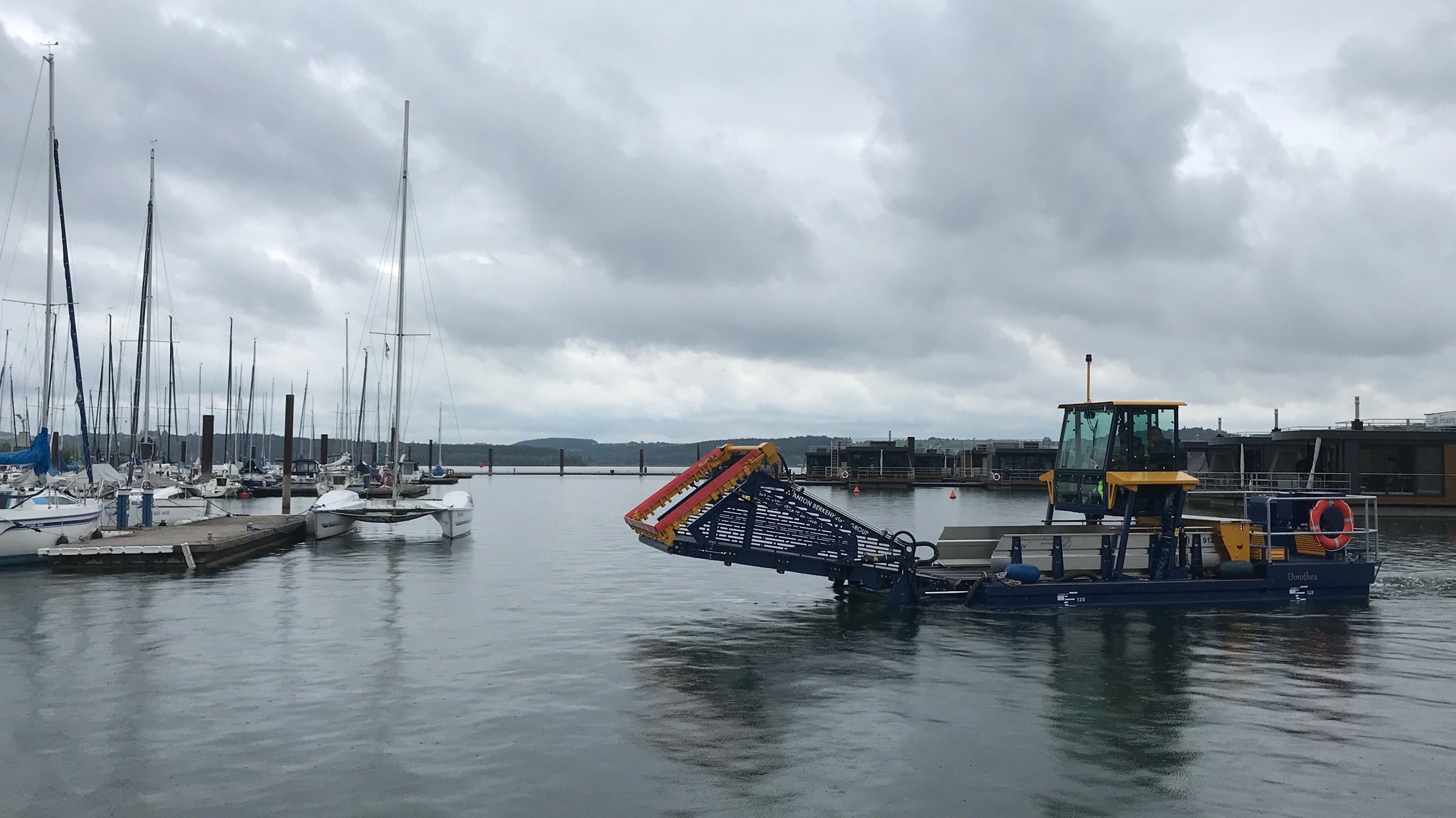 Amphibien-Mähboot soll Großen Brombachsee von Algen befreien