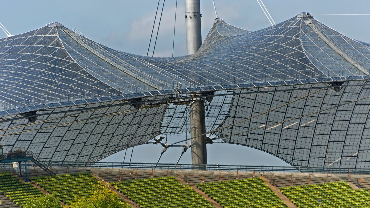 Ausschnitt des gespannten Acrylglas-Dachs im Olympiastadion München