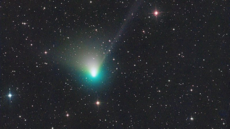 Der Komet C/2022 E3 (ZTF) am 28. Dezember 2022, fotografiert von Michael Jäger. Die Aufnahme machte er um 5.45 Uhr unserer Zeit.