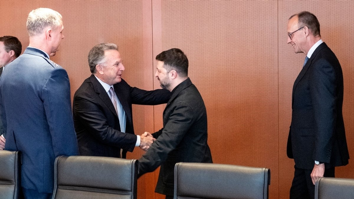 Ukraines Präsident Selenskyj (2.v.r.), begrüßt neben Kanzler Merz (CDU, r) den Sondergesandten Witkoff (2.v.l.) im Kanzleramt. | Bild: dpa-Bildfunk/Guido Bergmann Ukraines Präsident Selenskyj (2.v.r.), begrüßt neben Kanzler Merz (CDU, r) den Sondergesandten Witkoff (2.v.l.) im Kanzleramt.