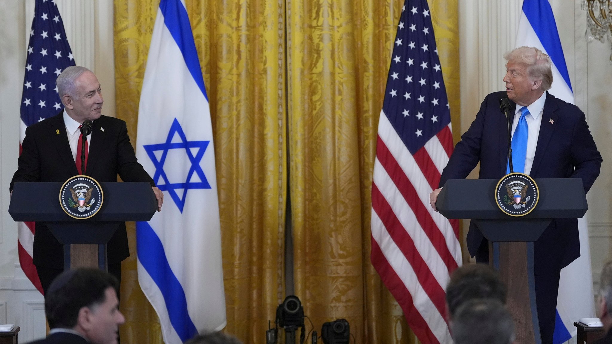 04.02.2025, USA, Washington: US-Präsident Donald Trump (r) und der israelische Ministerpräsident Benjamin Netanjahu sprechen während einer Pressekonferenz im East Room des Weißen Hauses. Foto: Alex Brandon/AP/dpa +++ dpa-Bildfunk +++