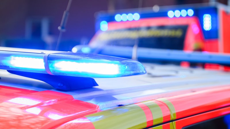 Symbolbild: Rettungswagen mit Blaulicht | Bild: picture alliance/dpa | Julian Stratenschulte Symbolbild: Rettungswagen mit Blaulicht