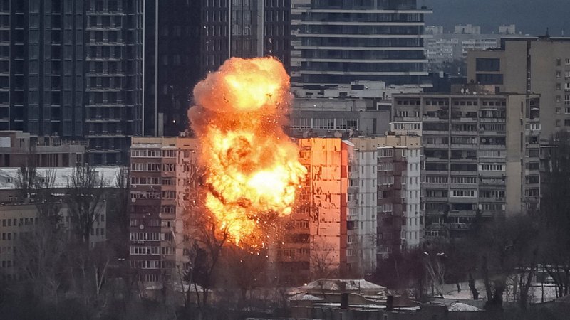 Drohne trifft Wohnhaus in Kiew | Bild: REUTERS/Gleb Garanich Drohne trifft Wohnhaus in Kiew
