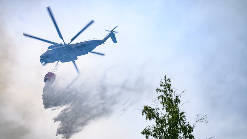 (Symbolbild) Ein Löschhubschrauber der Bundeswehr lässt Wasser über einem Waldstück ab. | Bild: picture alliance/dpa | Robert Michael (Symbolbild) Ein Löschhubschrauber der Bundeswehr lässt Wasser über einem Waldstück ab.