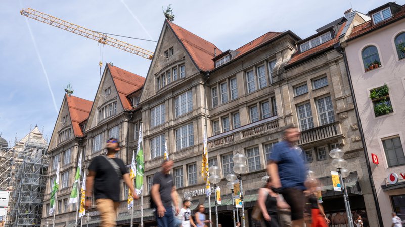 Blick auf ein Kaufhaus in der Münchner Innenstadt. | Bild: picture alliance/dpa | Peter Kneffel Blick auf ein Kaufhaus in der Münchner Innenstadt.