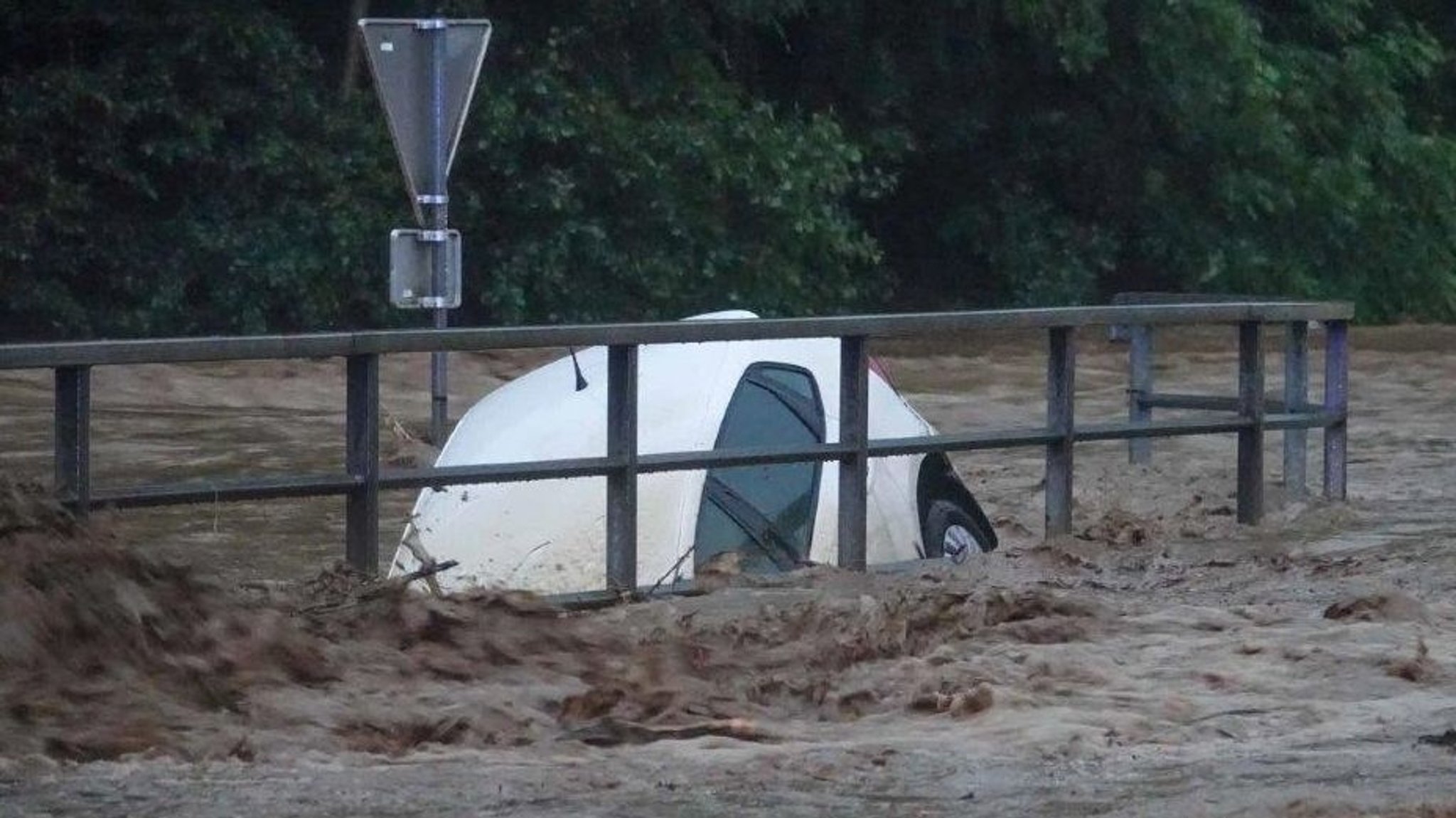 09.06.2024, Österreich, Schäffern: Ein von den Wassermassen mitgerissener PKW im Raum Schäffern in der Steiermark.