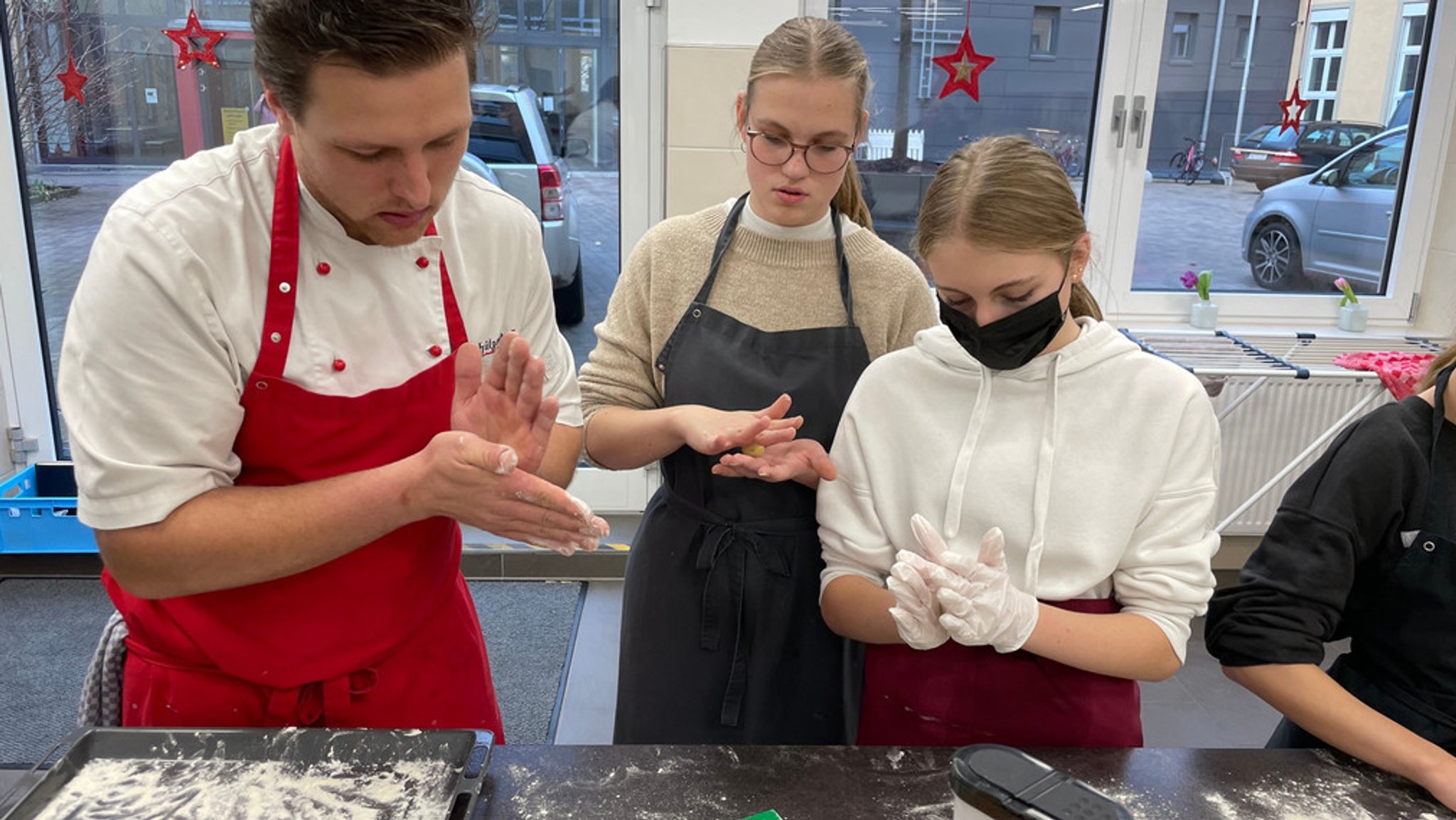 Koch Lorenz Berndt zeigt den Schülerinnen der St.-Ursula-Schule, wie man selbst Gnocchi formt.