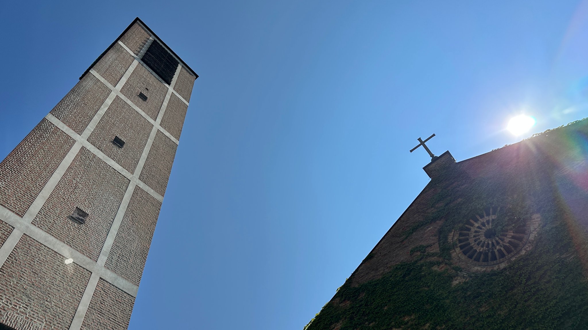 Die Himmelfahrtskirche in München-Sendling: Dort finden immer wieder Geflüchtete im Kirchenasyl Schutz. 