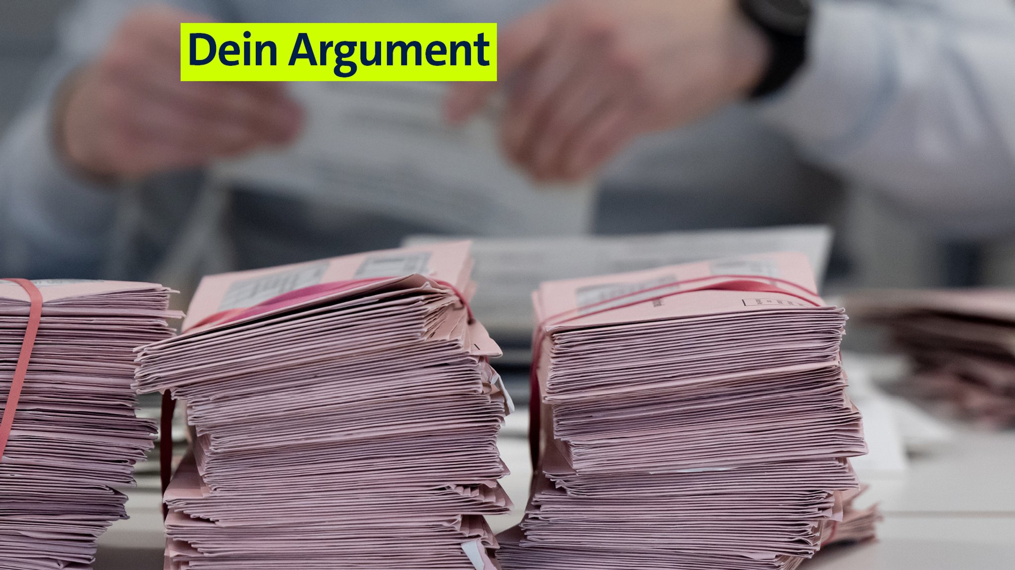 Briefwahlunterlagen liegen auf einem Tisch. 