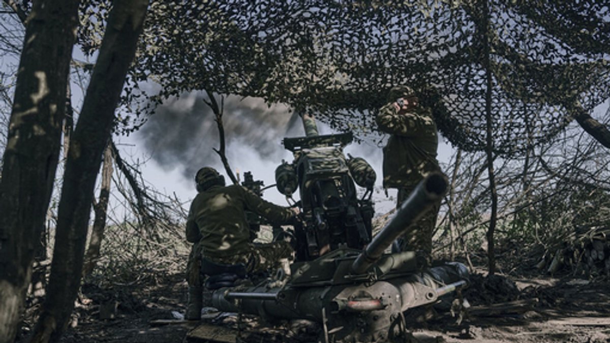 Bachmut, 03.05.2023: Ukrainische Soldaten feuern eine Kanone auf russische Stellungen in der Nähe von Bachmut.