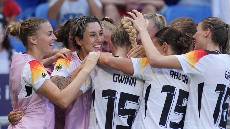 Torjubel bei DFB-Frauen Bronze | Bild: picture alliance/dpa | Marcus Brandt Torjubel bei DFB-Frauen Bronze
