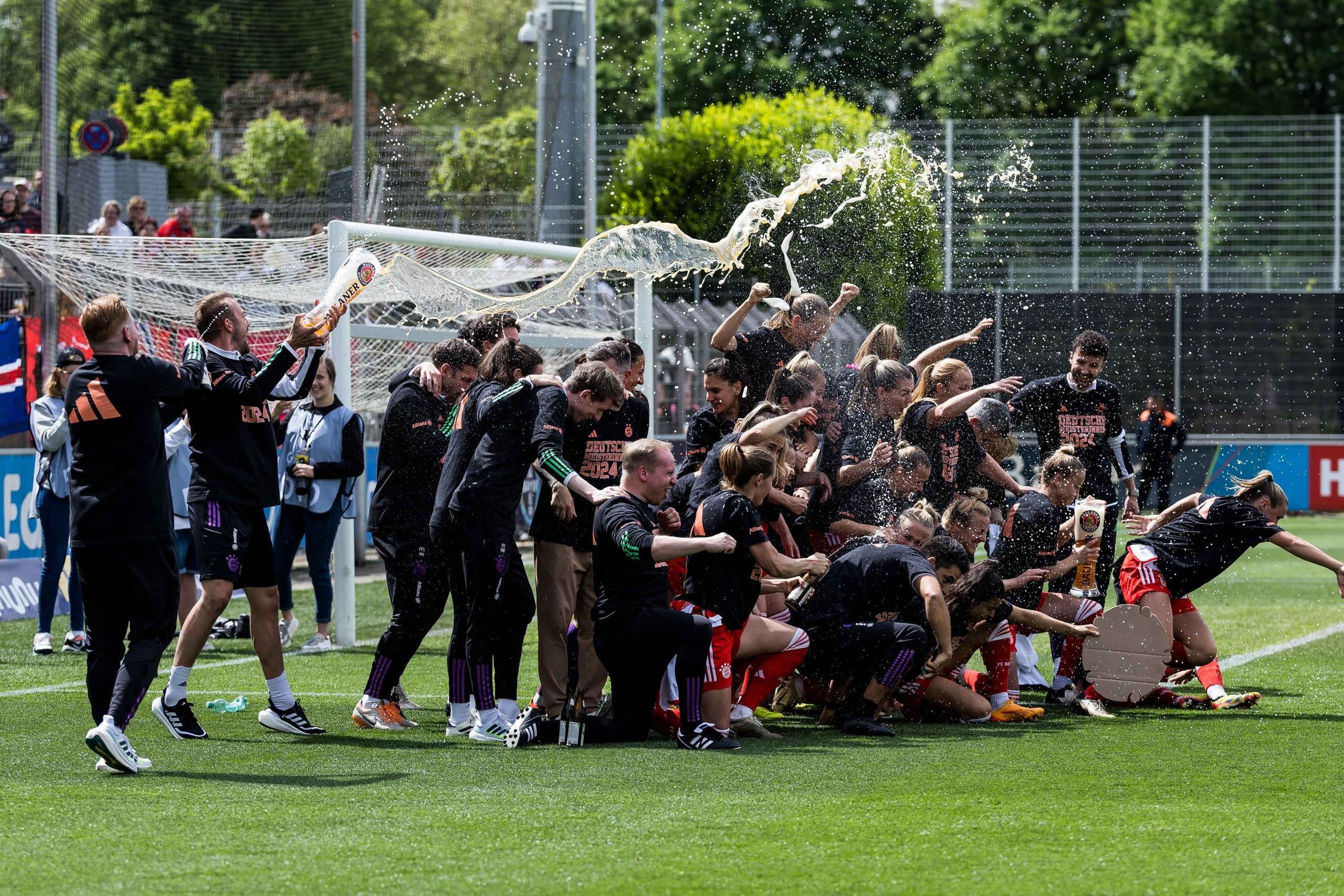 Die Frauen des FC Bayern München feiern die Meisterschaft
