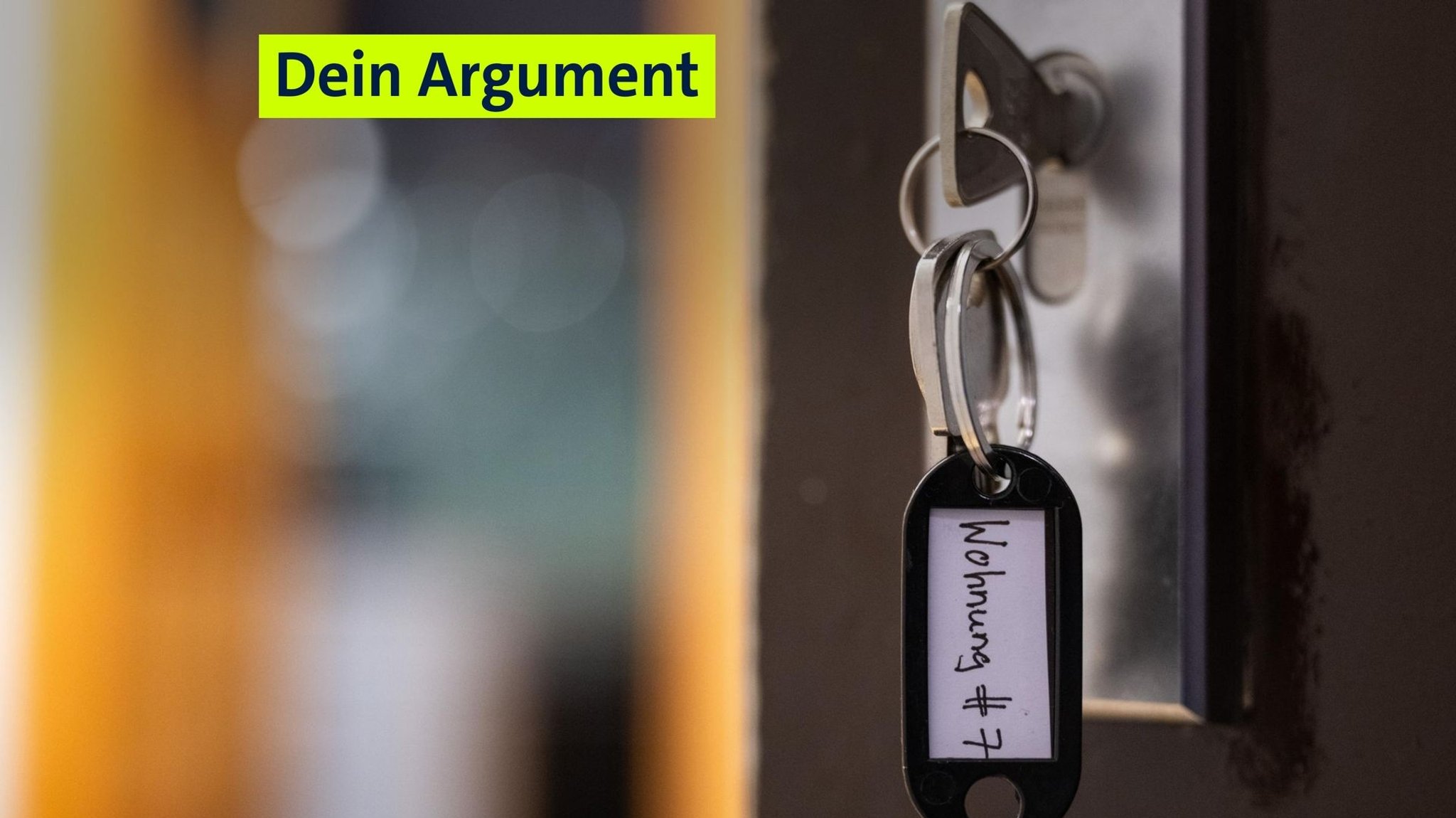 Ein Schlüssel steckt in einer Türe. Am Ring des Schlüssel befindet sich ein Schlüsselanhänger auf dem "Wohnung #7" steht. Im oberen Linken Eck des Bildes prangt der Schriftzug "Dein Argument" in schwarzer Schrift auf grünem Hintergrund. | Bild: picture alliance/dpa | Sebastian Gollnow Ein Schlüssel steckt in einer Türe. Am Ring des Schlüssel befindet sich ein Schlüsselanhänger auf dem "Wohnung #7" steht. Im oberen Linken Eck des Bildes prangt der Schriftzug "Dein Argument" in schwarzer Schrift auf grünem Hintergrund.