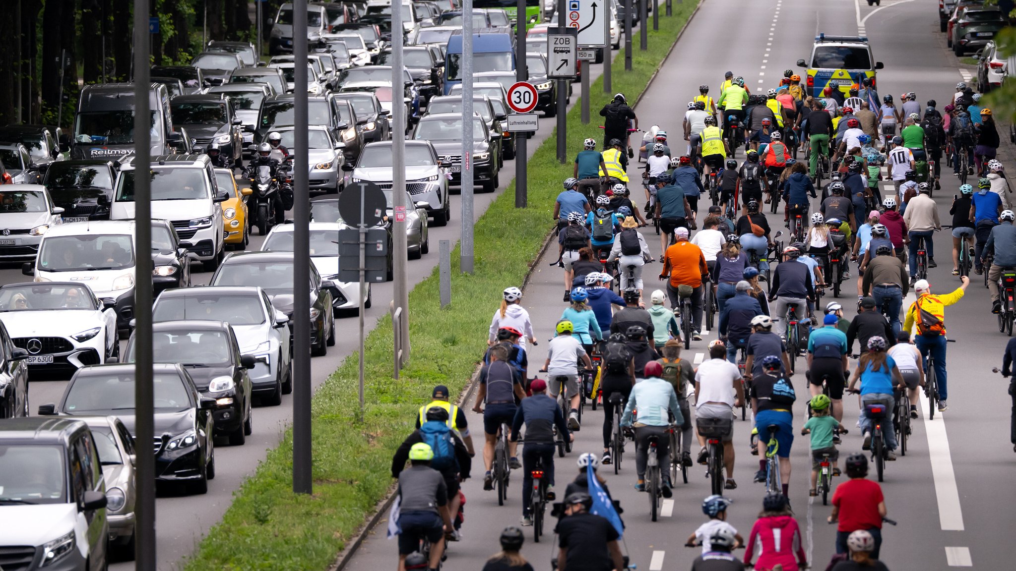 Mehr Platz fürs Rad: Sternfahrt des ADFC in München | Bild: picture alliance/dpa | Sven Hoppe Mehr Platz fürs Rad: Sternfahrt des ADFC in München