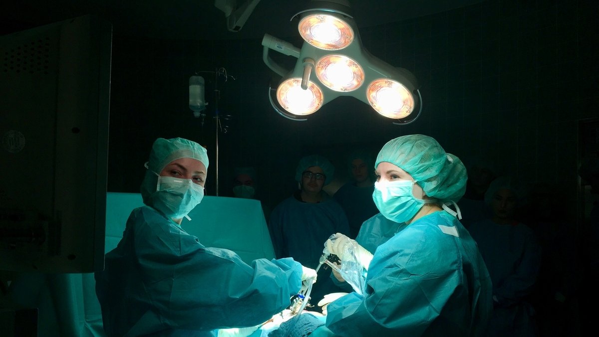 Krankenschwestern im OP-Saal bei der Arbeit. (Archivfoto)