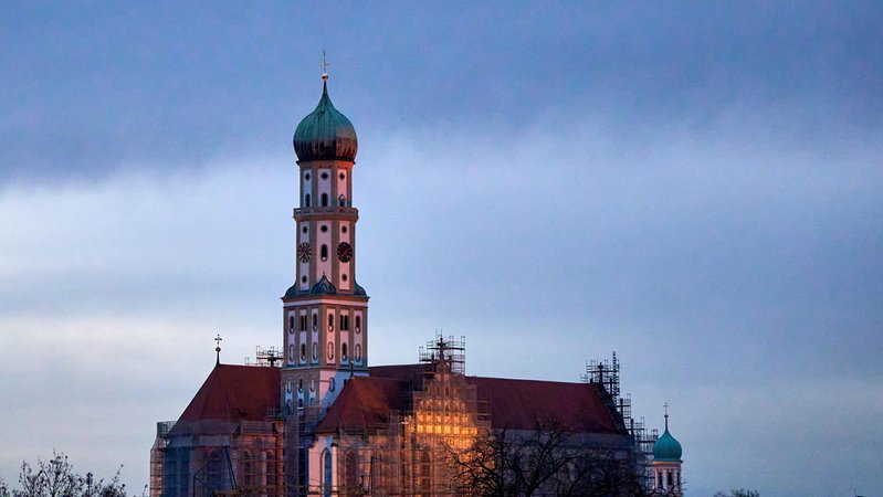 Symbolbild: Die Basilika St. Ulrich und Afra in Augsburg | Bild: picture alliance / CHROMORANGE | Michael Bihlmayer Symbolbild: Die Basilika St. Ulrich und Afra in Augsburg
