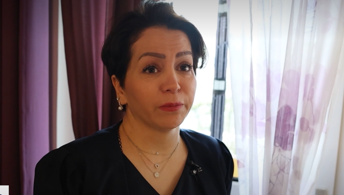 Rosa steht am Fenster in ihrer Münchner Wohnung