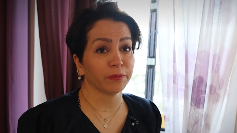 Rosa steht am Fenster in ihrer Münchner Wohnung | Bild: BR / Rüdiger Kronthaler Rosa steht am Fenster in ihrer Münchner Wohnung