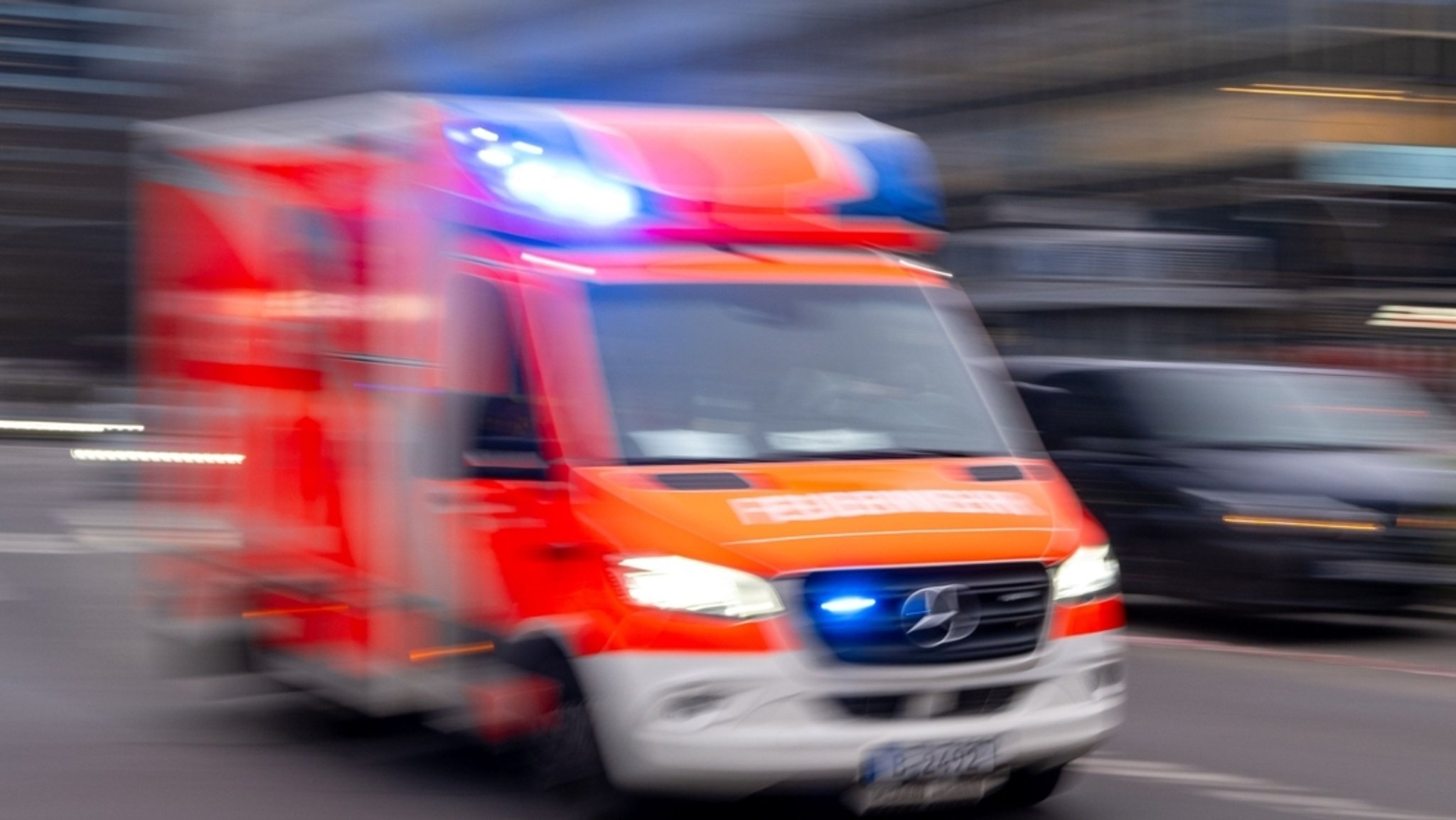 Krankenwagen im Einsatz (Symbolbild) | Bild: dpa-Bildfunk/Monika Skolimowska Krankenwagen im Einsatz (Symbolbild)