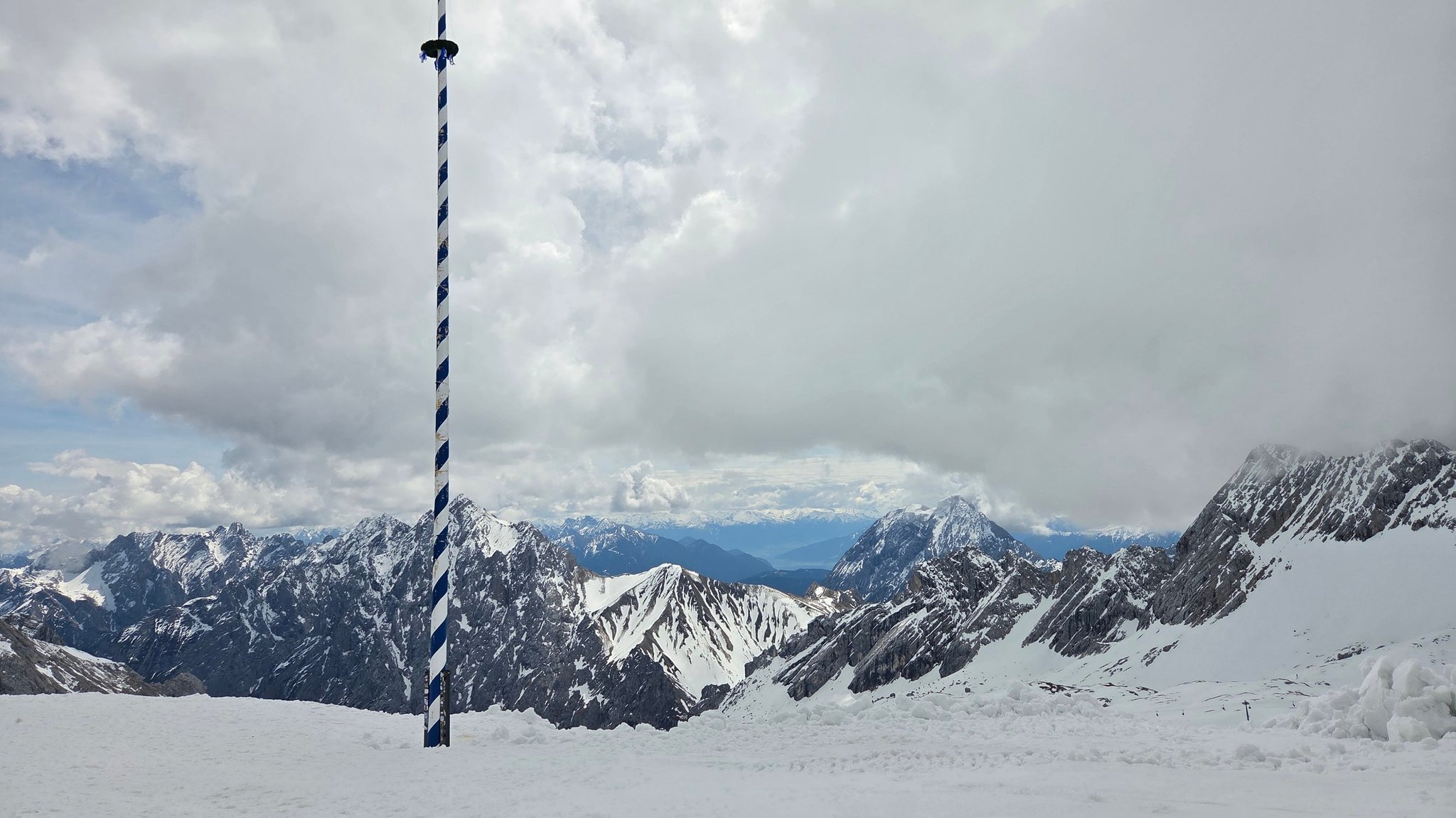 Deutschland höchster Maibaum steht an der Zugspitze. | Bild: dpa-Bildfunk Deutschland höchster Maibaum steht an der Zugspitze.