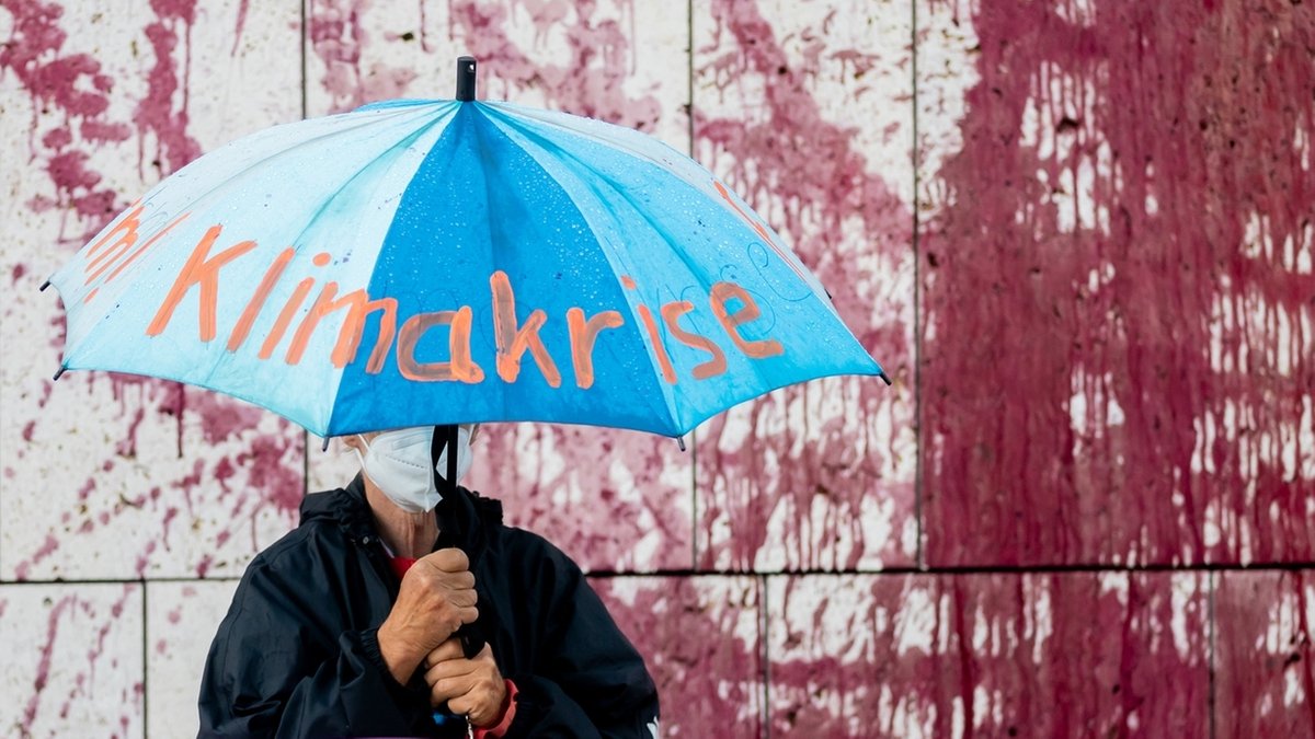 Regenschirm mit der Aufschrift Klimakrise bei einer Protestaktion gegen die Klimapolitik in Deutschland. Deutschland wird nach der neuesten Klimaprojektion des Bundesumweltministeriums seine Klimaziele für 2030 und 2040 wohl weit verfehlen