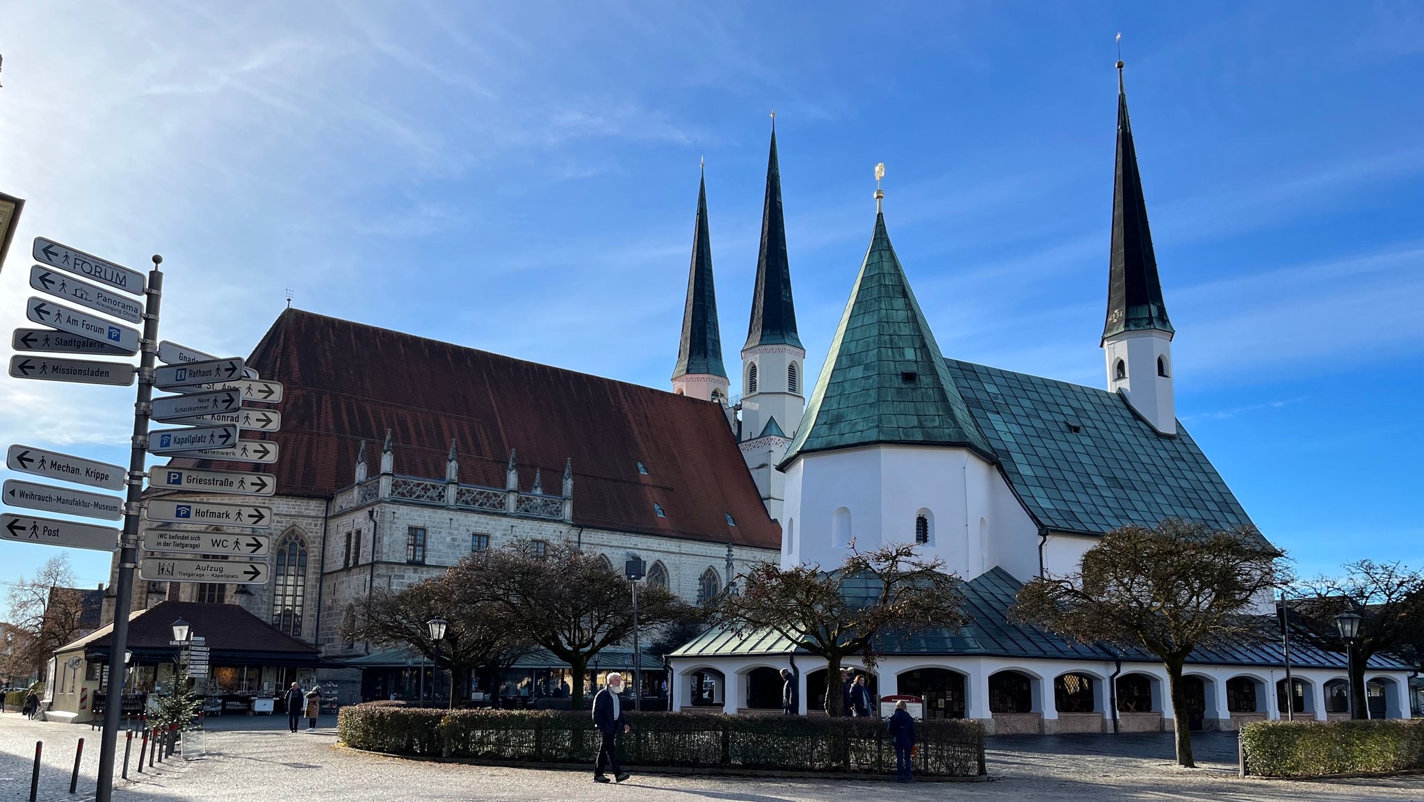 Altötting: Kapellplatz mit Gnadenkapelle.