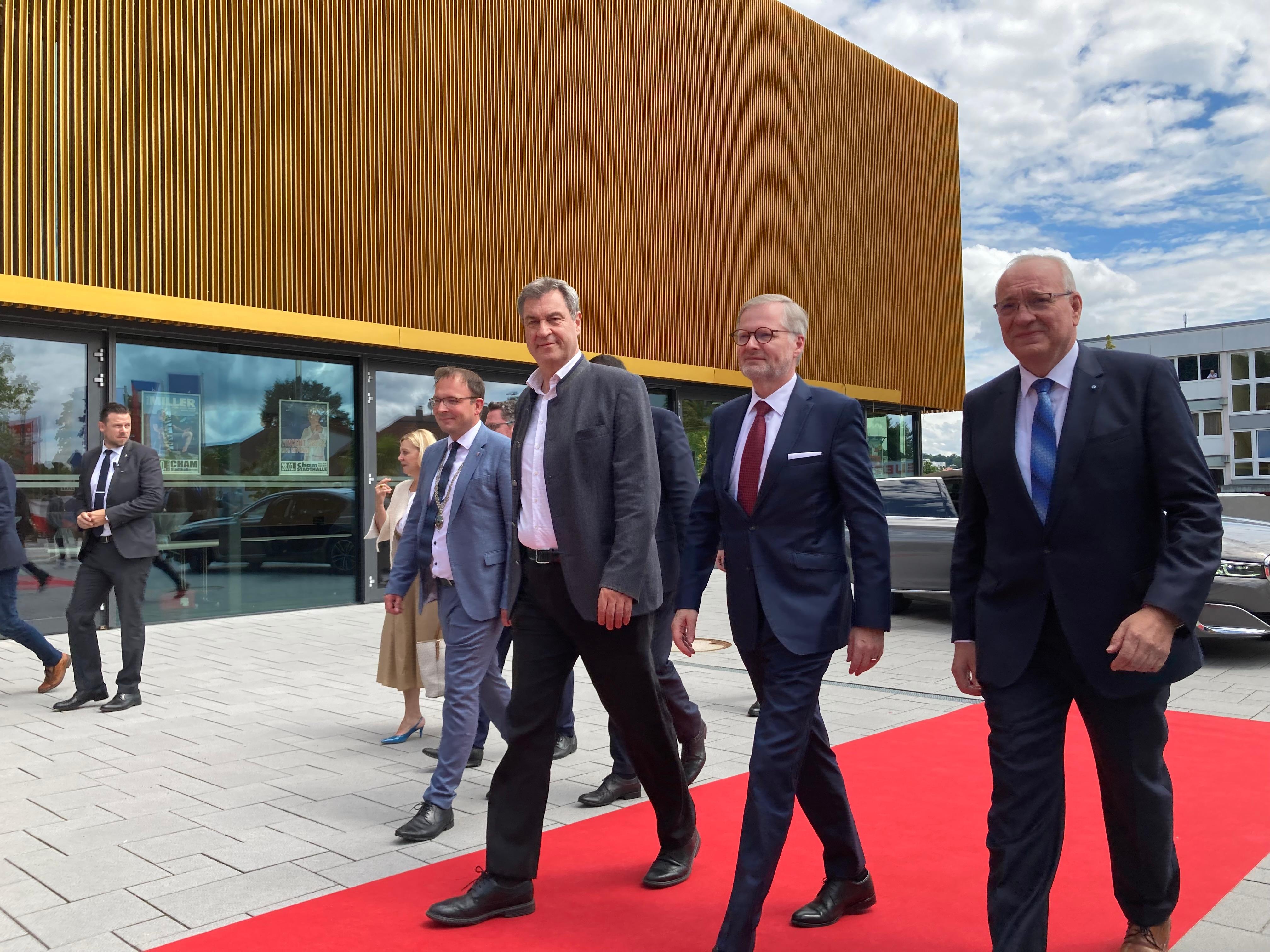 Männer auf einem roten Teppich.