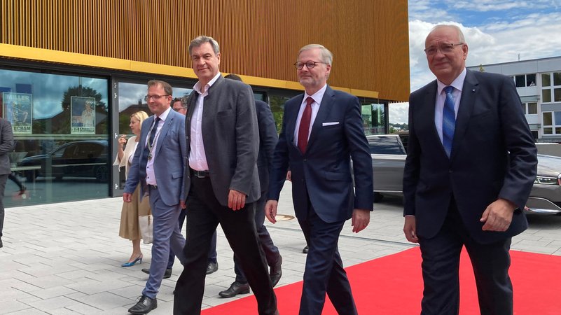 Männer auf einem roten Teppich. | Bild: BR/Renate Roßberger Männer auf einem roten Teppich.