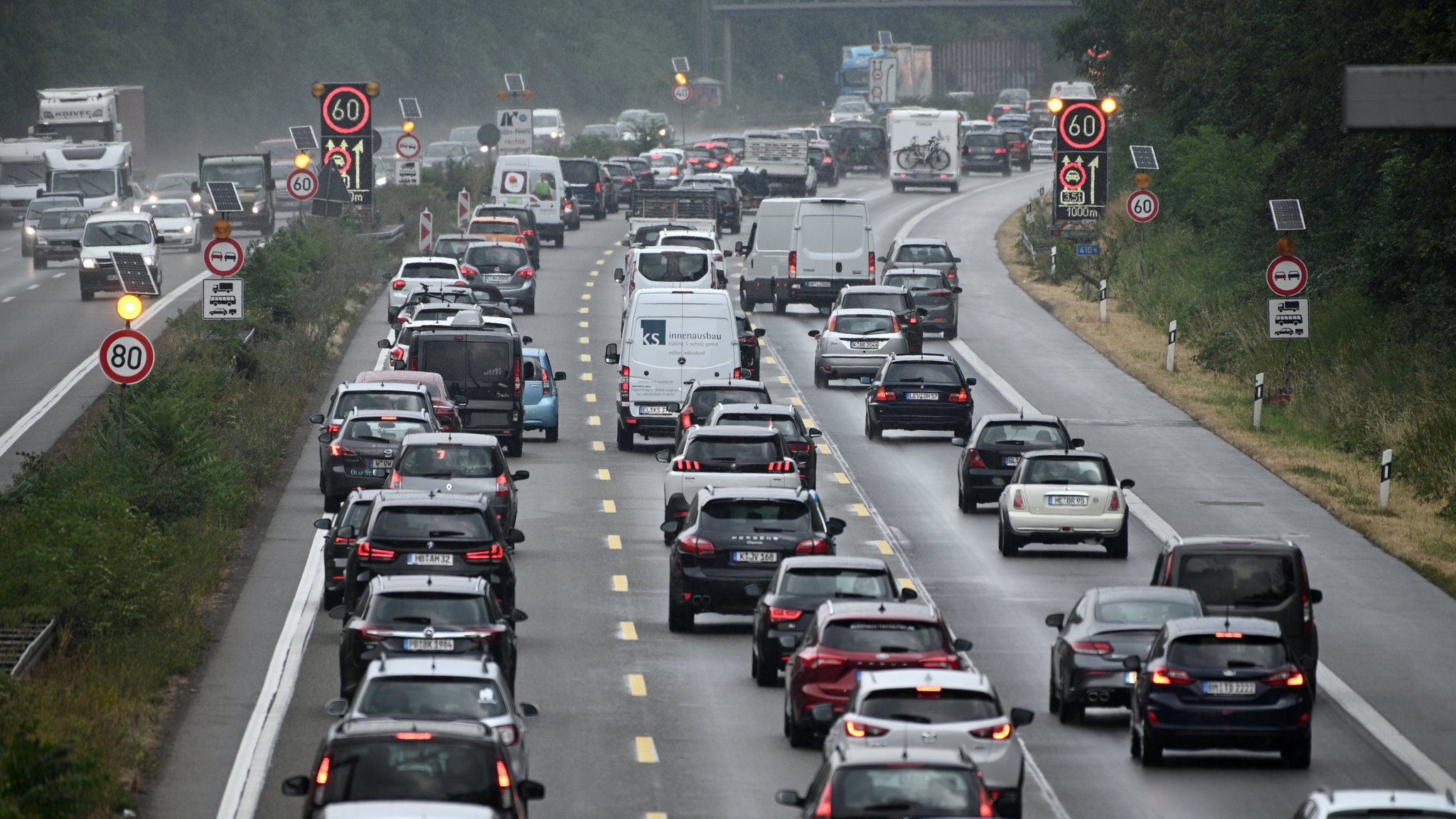 Dichter Reiseverkehr auf einer Autobahn