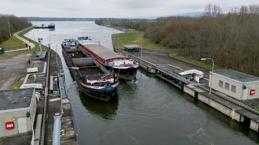Der havarierte Frachter "Achim" konnte aus der Schleuse befördert werden. | Bild: pa/dpa/Felix Hörhager Der havarierte Frachter "Achim" konnte aus der Schleuse befördert werden.