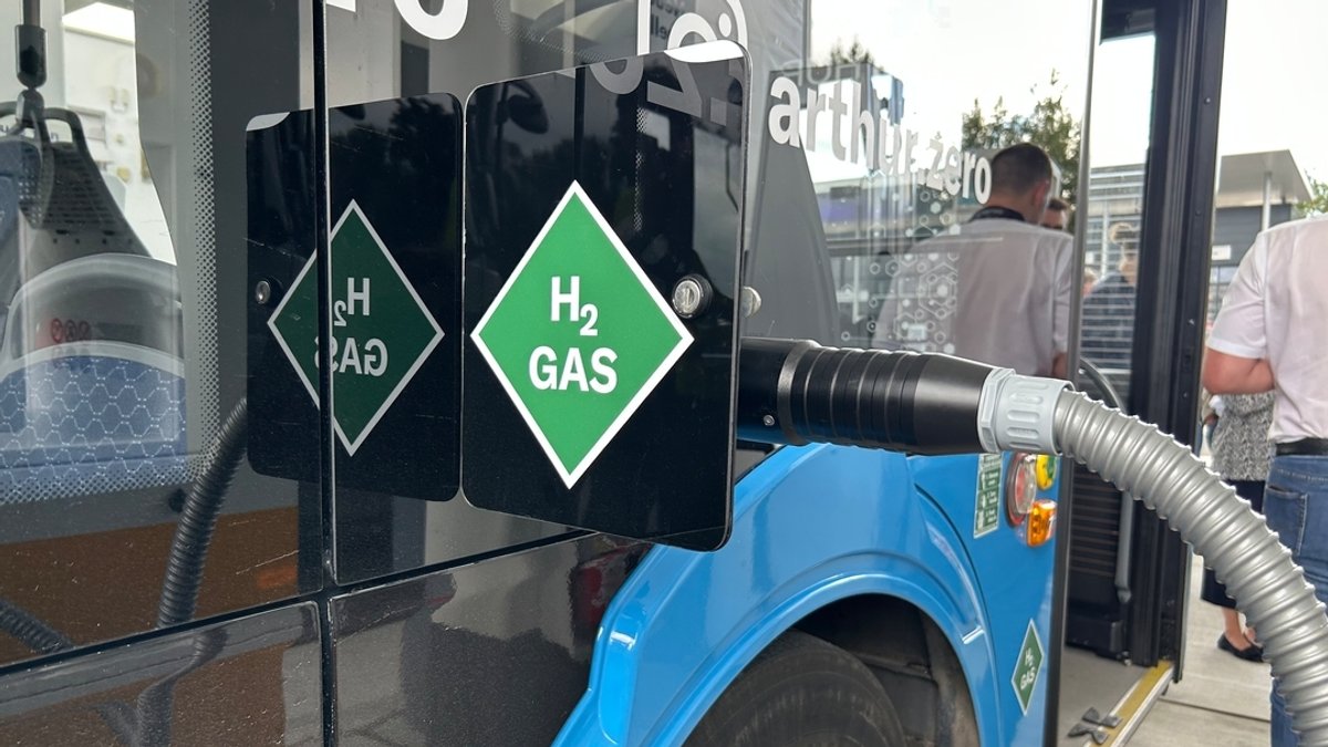 Ein Bus wird an einer Wasserstofftankstelle mit Wasserstoff betankt. 