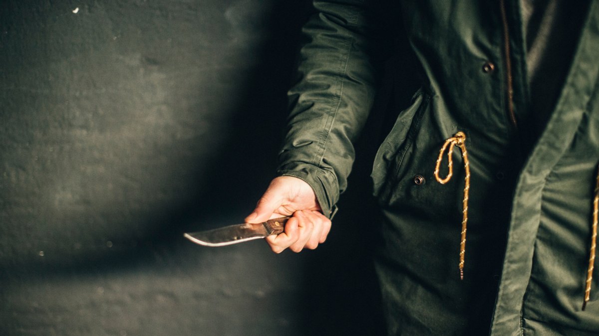 Person mit gezücktem Messer