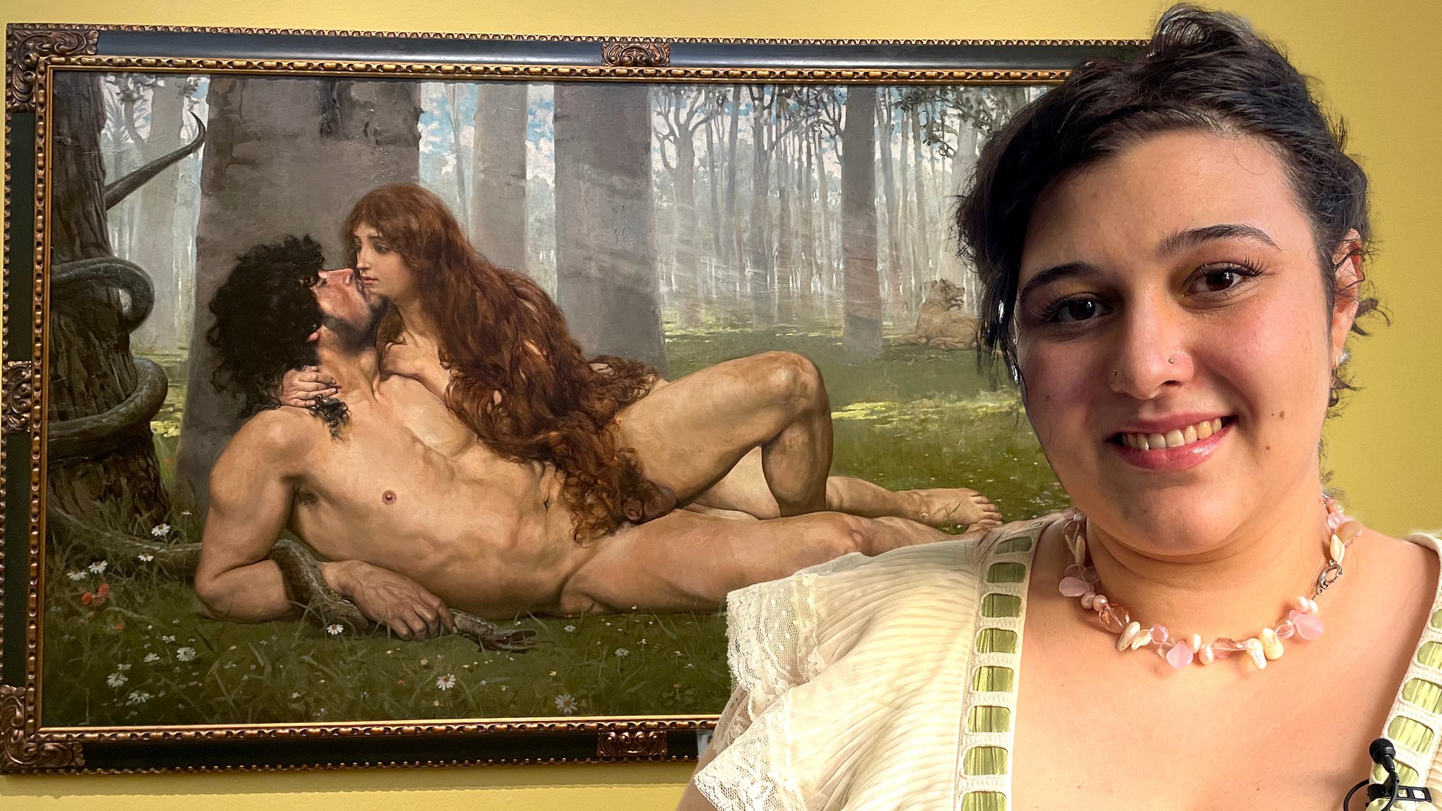 Sarah studiert im 6. Semester im Bachelor Kunstgeschichte an der LMU München. Sie steht vor einem Bild in der Kunsthalle München.