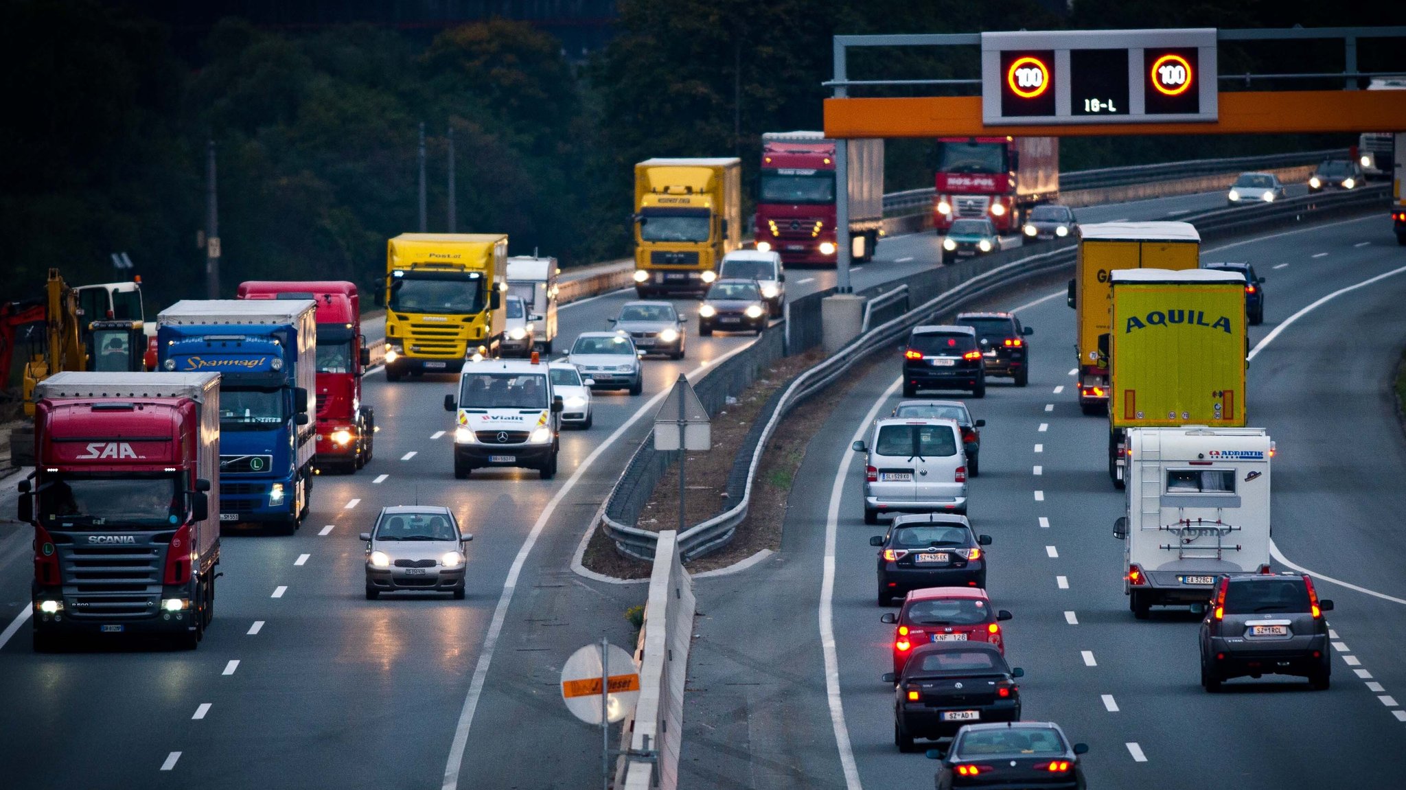 Lkw-Serienunfall mit einem Toten – Behinderungen auf der A 93