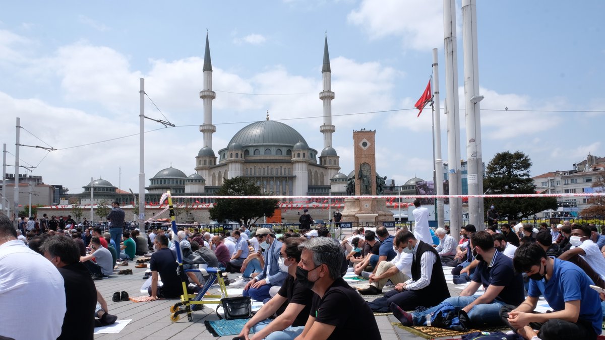 Gläubige vor der Taksim-Moschee in Istanbul