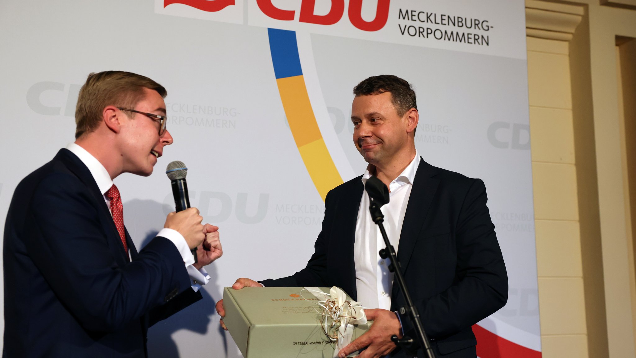 Michael Sack (r), Spitzenkandidat der CDU für die Landtagswahl in Mecklenburg-Vorpommern und Philipp Amthor (CDU), Bundestagsabgeordneter und CDU-Spitzenkandidat in Mecklenburg-Vorpommern für die Bundestagswahl.