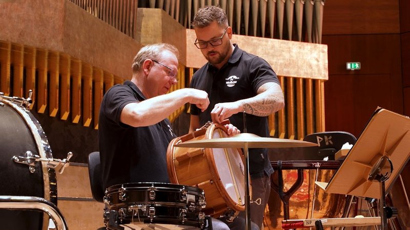 Letzte Absprachen: Schlagzeuger Christian Wissel (l.) testet den Trommel-Prototypen von Philipp Schwab (r.).