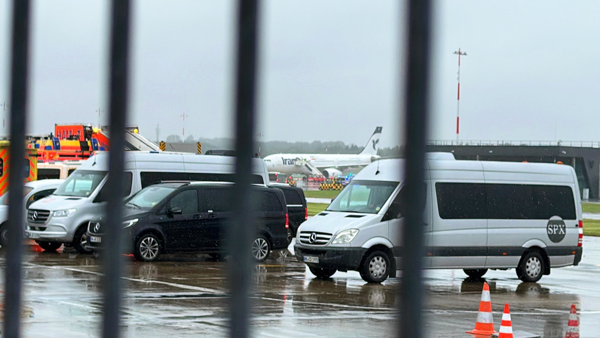 Ein Flugzeug der Iran Air (hinten) steht auf dem Flughafen Hamburg. Wegen einer Anschlagsdrohung ist der Flugbetrieb komplett eingestellt worden.