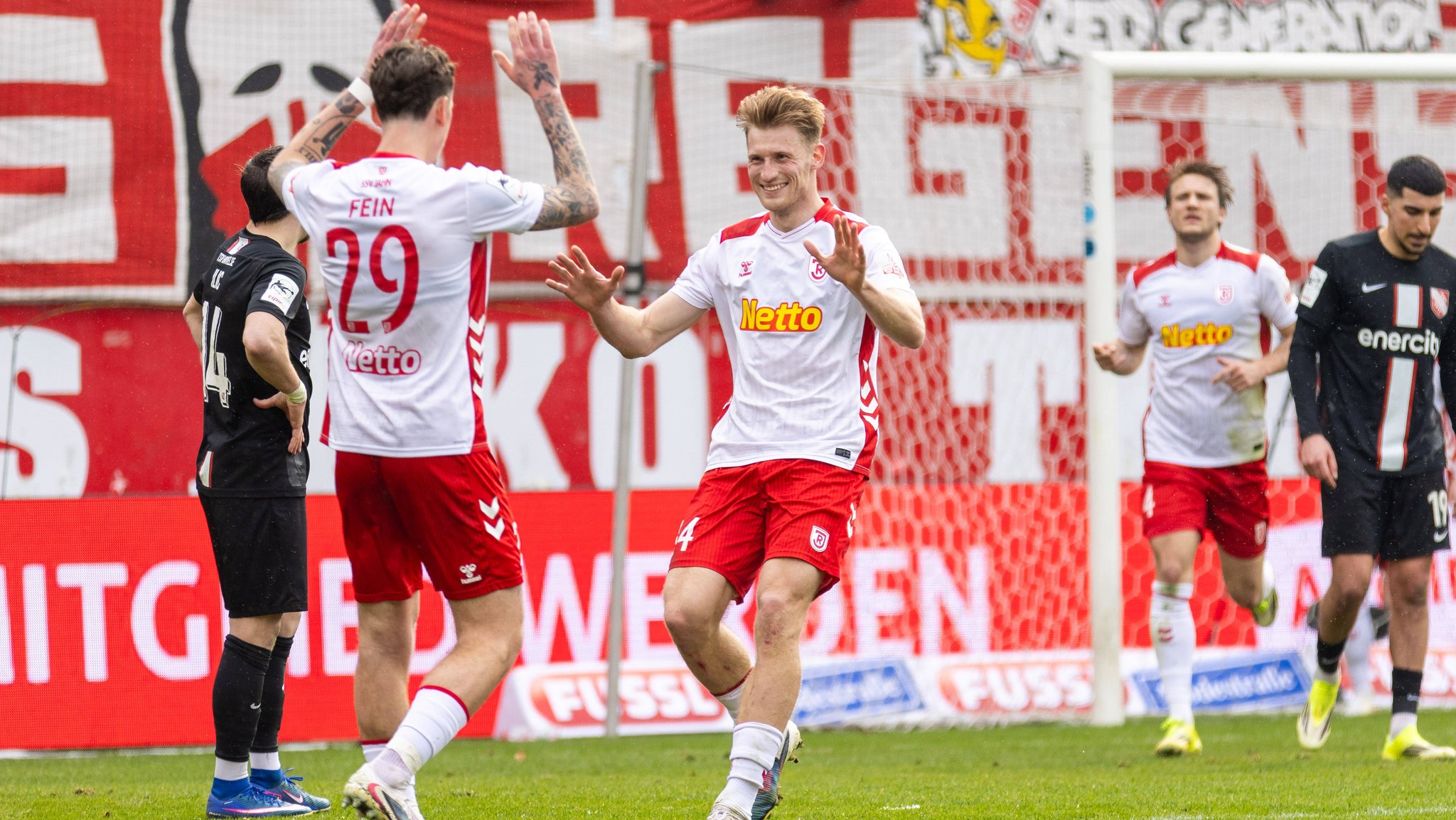 Jubelnde Regensburger Spieler