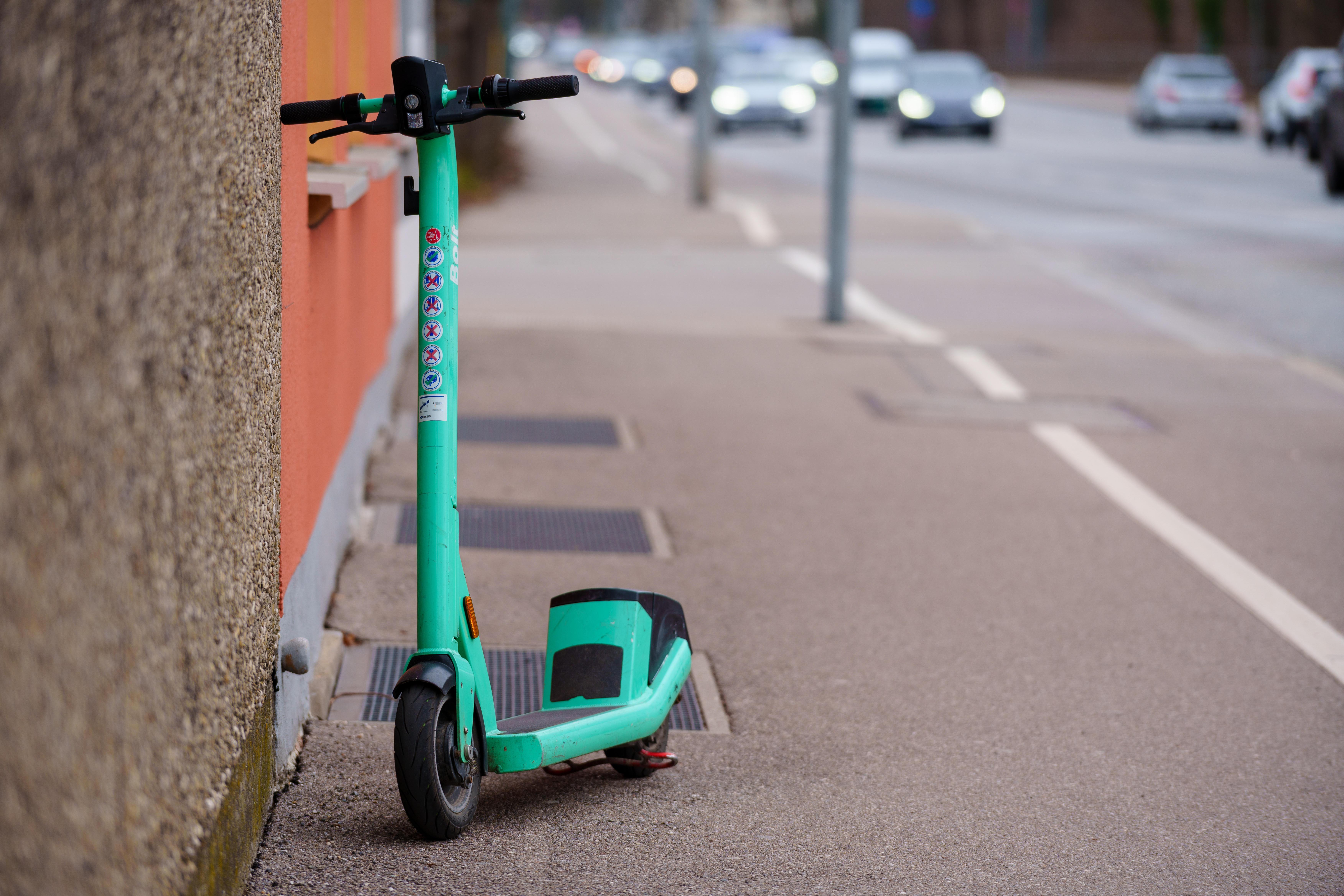 Elektroroller E-Scooter der Firma Bolt am Straßenrand in Augsburg