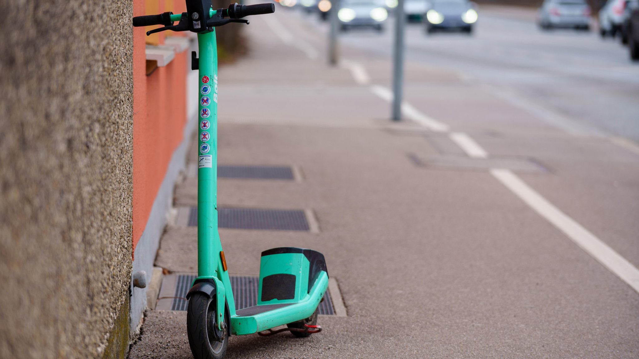 Elektroroller E-Scooter der Firma Bolt am Straßenrand in Augsburg