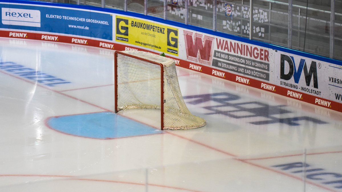 Ein leeres Eishockey Tor in Stadion am Pulverturm.