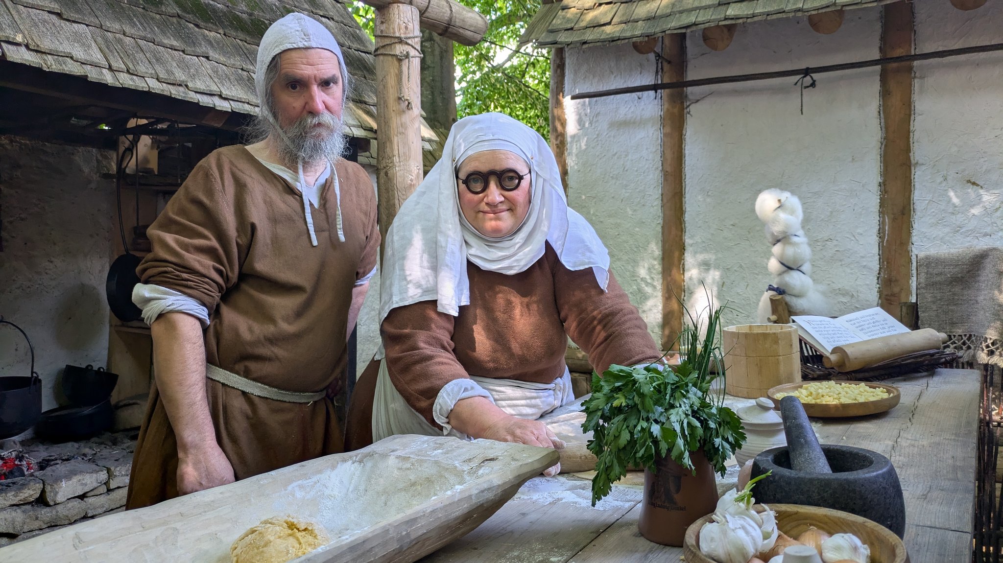 Der Holzdandler und seine Frau.: Holger Lauerer und Beate Lauerer im historischen Gewand | Bild: BR/ Peter Allgaier Der Holzdandler und seine Frau.: Holger Lauerer und Beate Lauerer im historischen Gewand