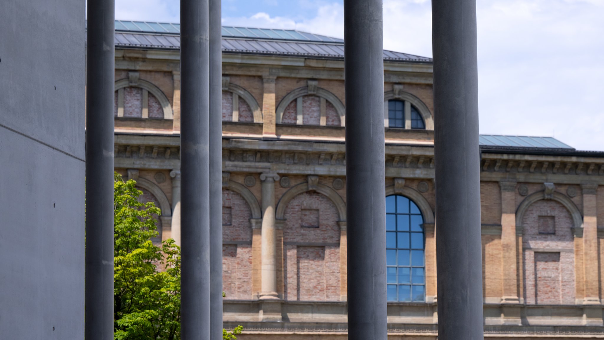 Die Pinakothek der Moderne und die Alte Pinakothek gehören zu den Bayerischen Staatsgemäldesammlungen.