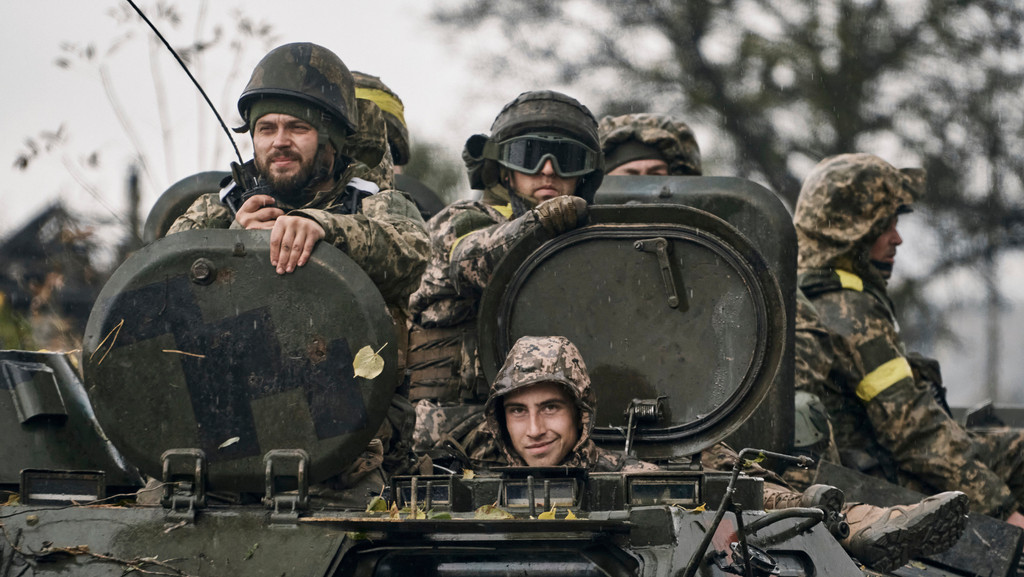 Ukraine, Donezk: Ukrainische Soldaten fahren in der Region Donezk auf einem Schützenpanzer.