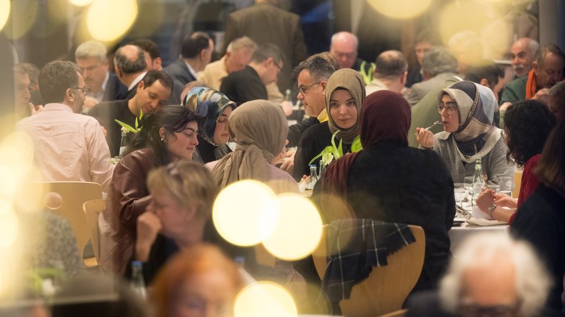 Gäste nehmen an einem gemeinsamen Fastenbrechen im Ramadan der interreligiösen Organisation House of One in Berlin teil. | Bild: picture alliance/dpa | Sebastian Gollnow Gäste nehmen an einem gemeinsamen Fastenbrechen im Ramadan der interreligiösen Organisation House of One in Berlin teil.