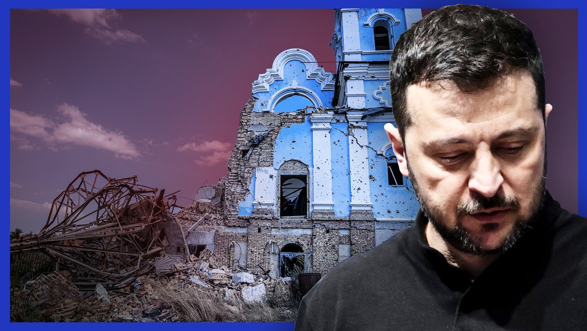 Der ukrainische Präsident Selenskyj  mit gesenktem Kopf vor einer zerbombten Kirche 