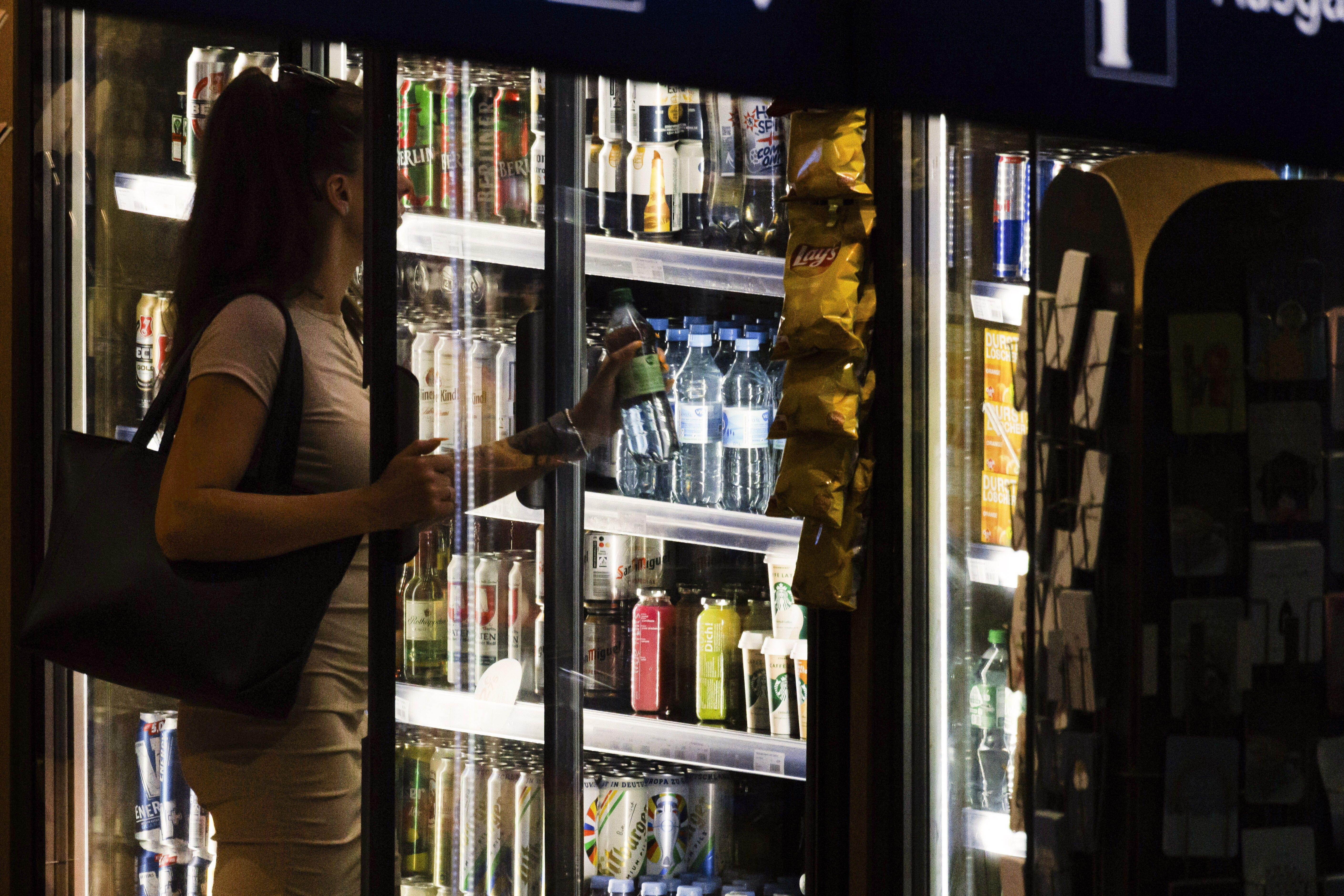 Archivbild: Kundin in Geschäft